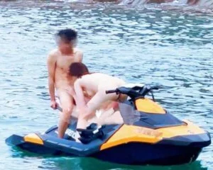 Bắt quả tang cặp đôi chịch nhau trên motor nước