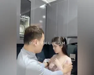 Không có ai ở đây đâu… Cho anh địt em nhé. Không e ngại lắm
