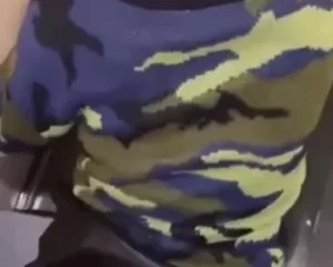 Bem em tóc đỏ đại học VLU ngay trước thùng rác