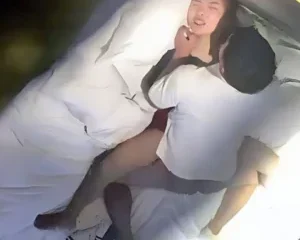 Hack cam trúng ngay cảnh anh thề anh chỉ ôm thôi